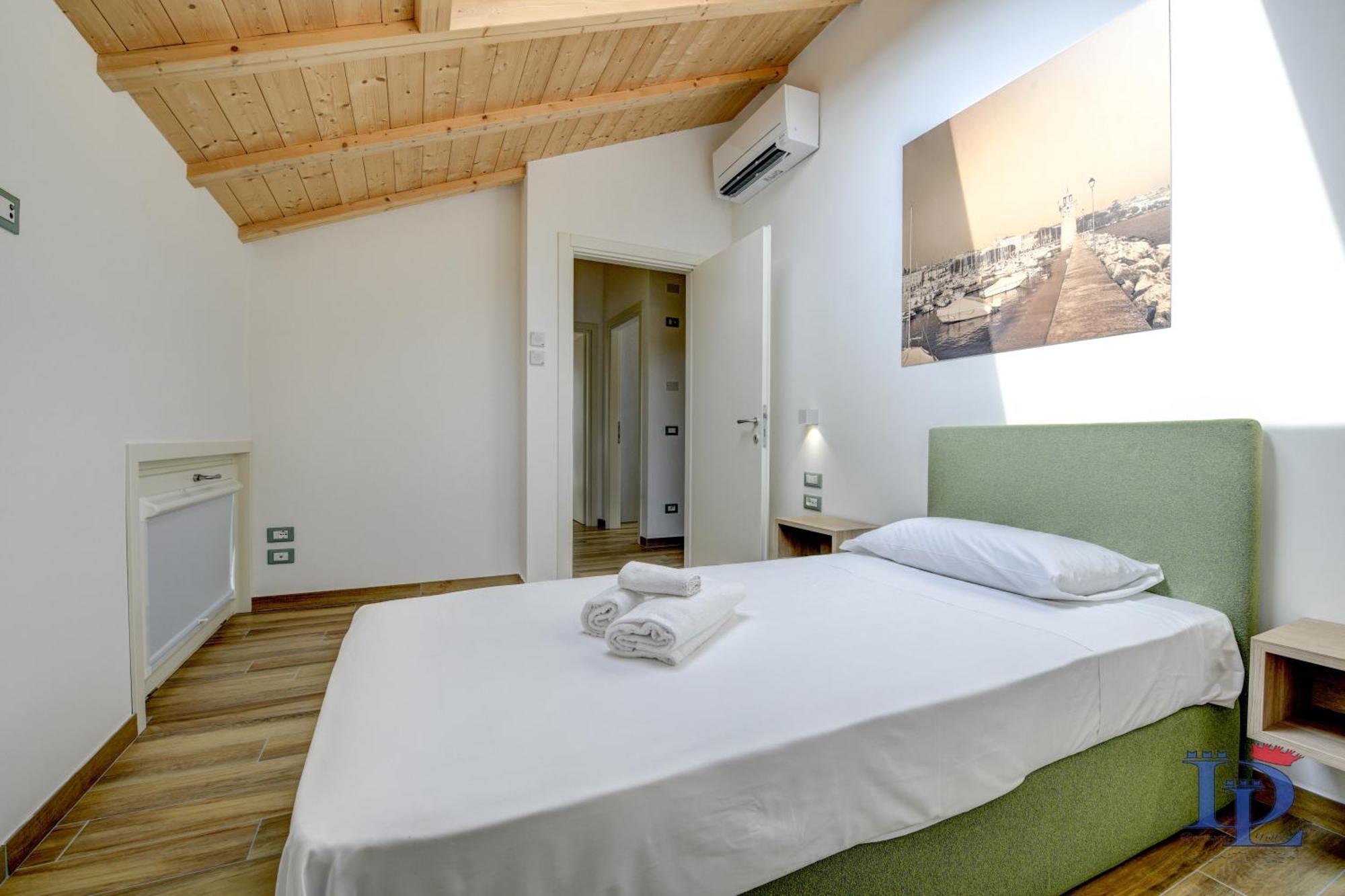 Desenzanoloft Official Partner Marriott Homes & Villas - Palazzo Visconti Luxury Suite Desenzano del Garda Room photo