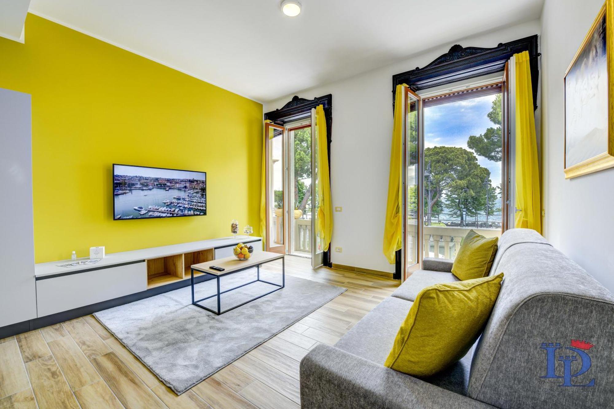 Desenzanoloft Official Partner Marriott Homes & Villas - Palazzo Visconti Luxury Suite Desenzano del Garda Room photo