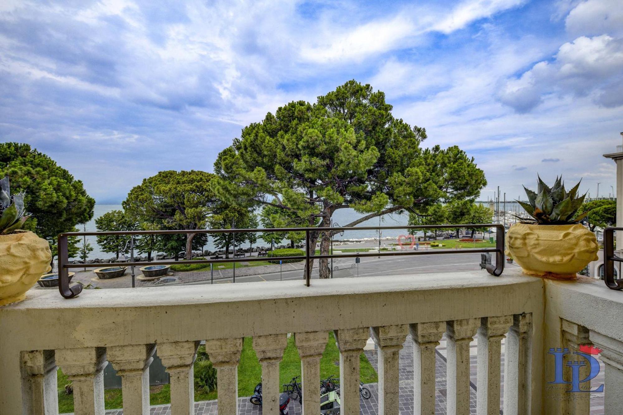 Desenzanoloft Official Partner Marriott Homes & Villas - Palazzo Visconti Luxury Suite Desenzano del Garda Room photo