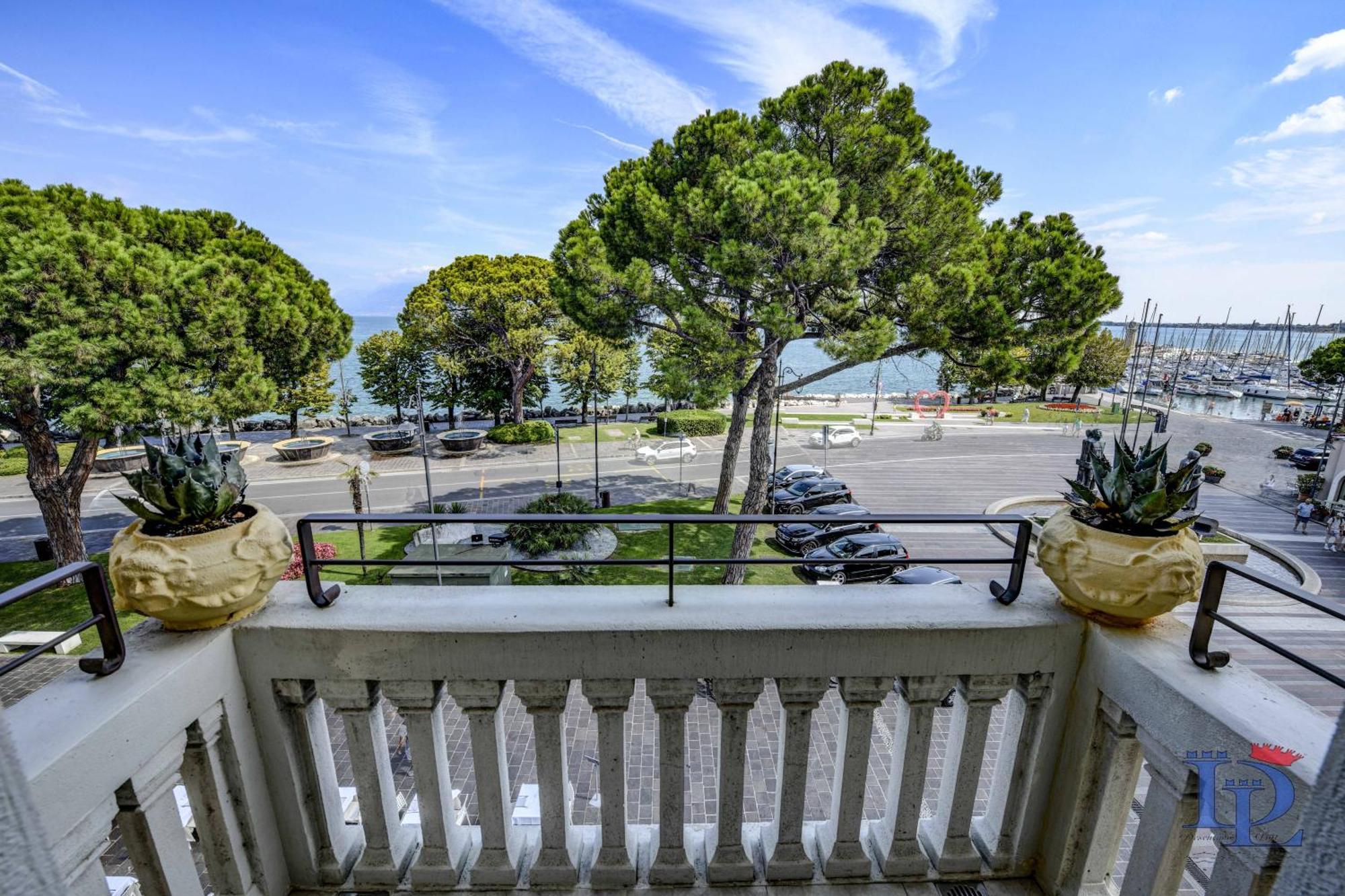 Desenzanoloft Official Partner Marriott Homes & Villas - Palazzo Visconti Luxury Suite Desenzano del Garda Room photo